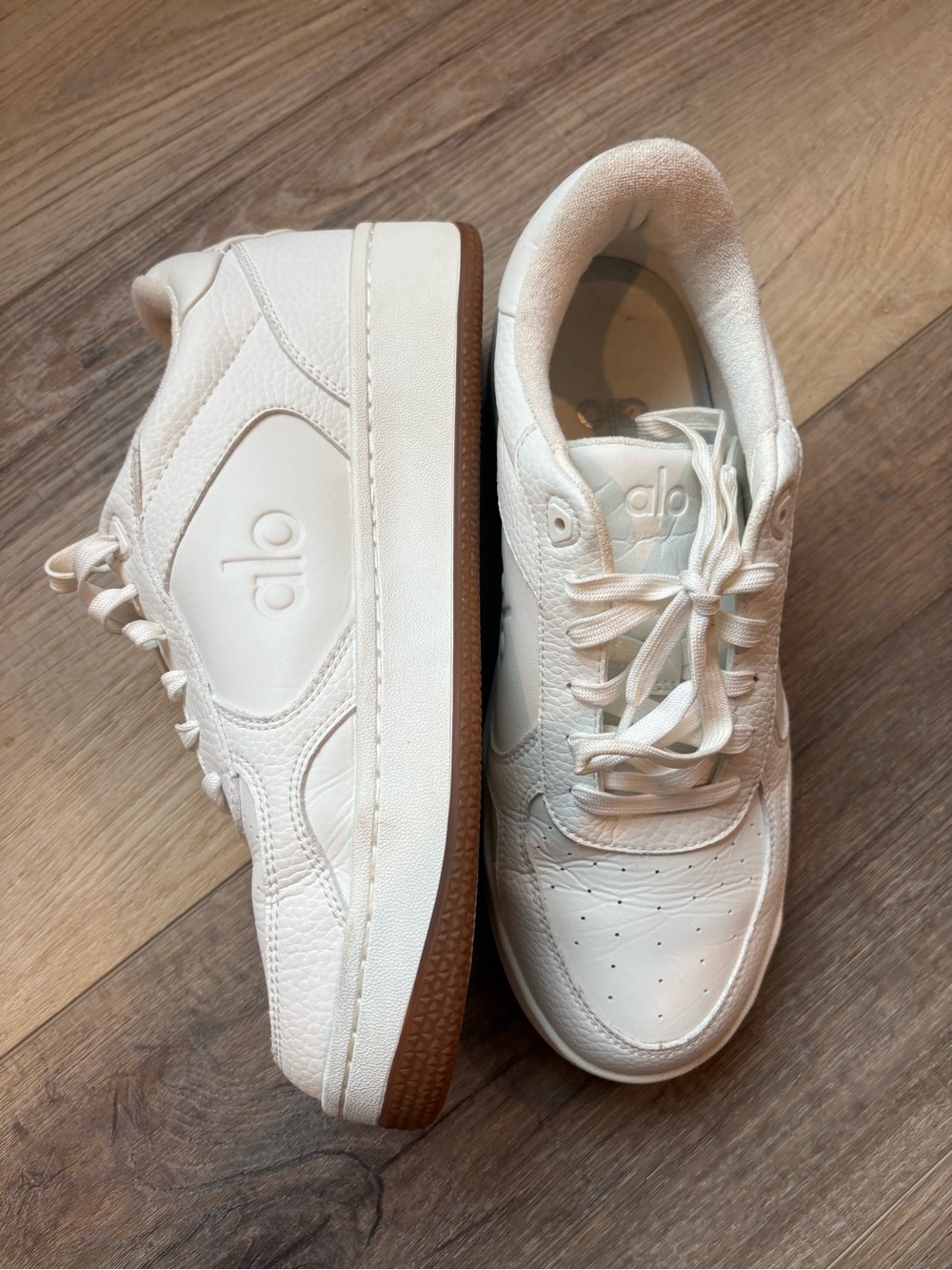 ALO Yoga White Leather Low-Top Sneakers with Gum Sole